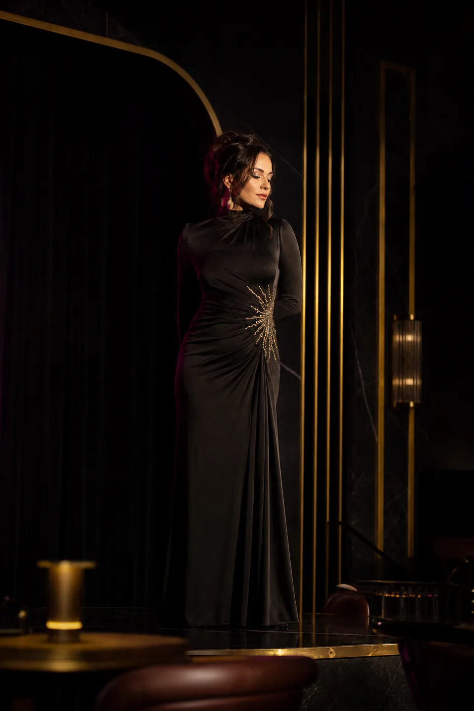 Presentación especial con vestuario formal y luz dorada